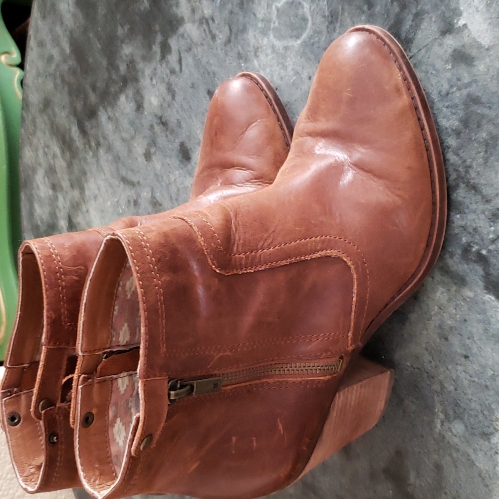 Lucky Brand heeled bootie cognac brown and gorgeous!
